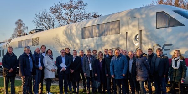 NRW-Verkehrsminister überreicht am RailCampus OWL Förderbescheide für zwei Mobilitätsprojekte